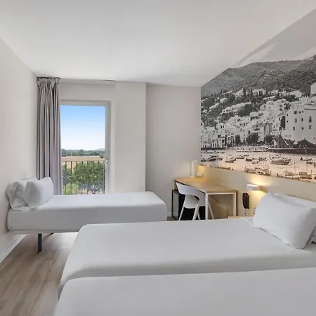 Отель Girona 3 3*