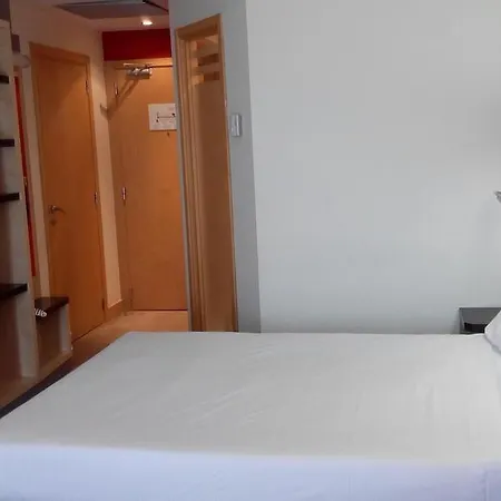 ホテル Girona 3 3*